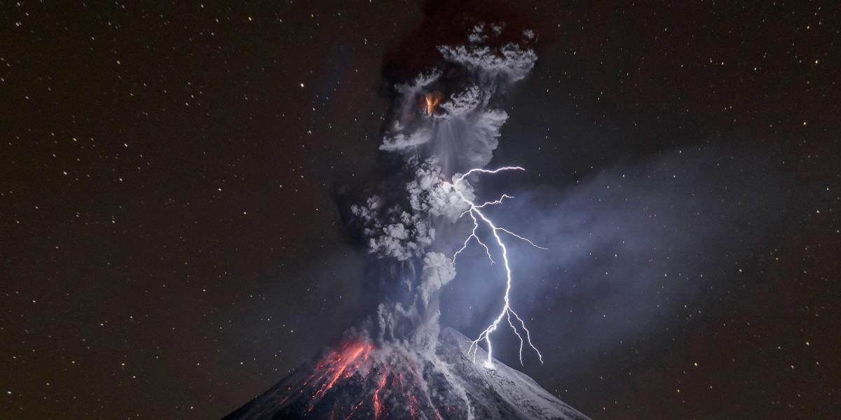 El volcán de Fuego ha estado activo durante los últimos 500 años. El Observatorio Vulcanológico de la Universidad de Colima es el encargado de monitorear su actividad.