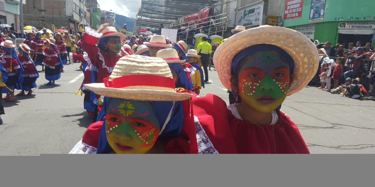Orgullosos salieron los niños a las calles, representando el folclor de su tierra.