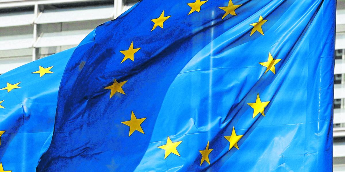 Banderas de la UE frente a la sede de la Comisión Europea, en Bruselas.