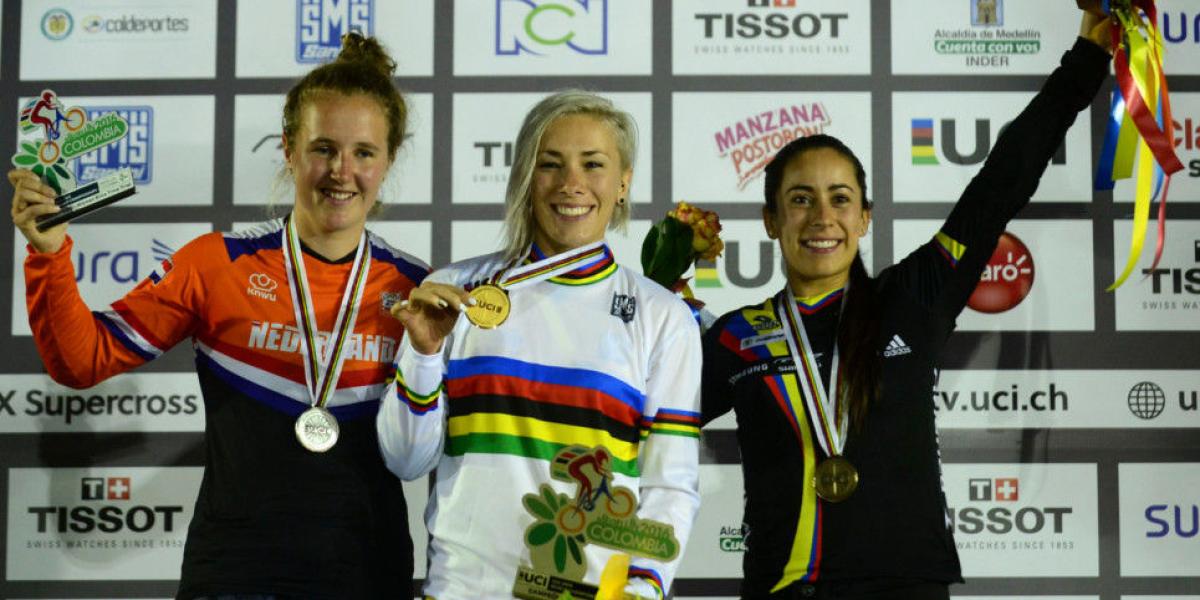 En la imagen aparecen la holandesa Laura Smulders (izq.), plata; la australiala Caroline Buchanan (cen.), oro y Mariana Pajón, bronce, en la prueba de la contrarreloj del Mundial disputado en Medellín en 2016.