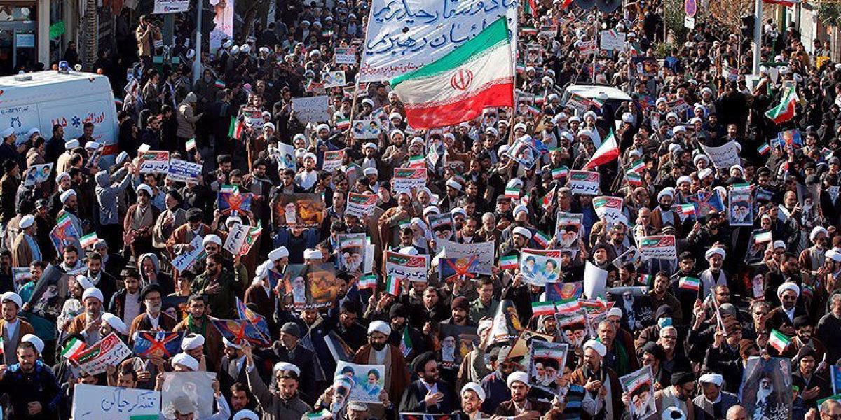 Miles de manifestantes a favor del gobierno y en contra de la violencia de las últimas protestas en Irán,