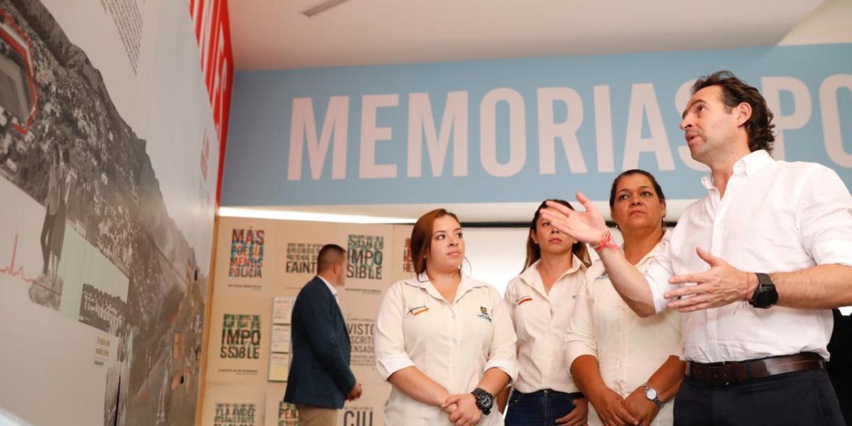 Las tres mujeres recibieron una lección con la exposición ‘Medellín/es 70, 80 y 90’, que está en el Museo Casa de la Memoria.