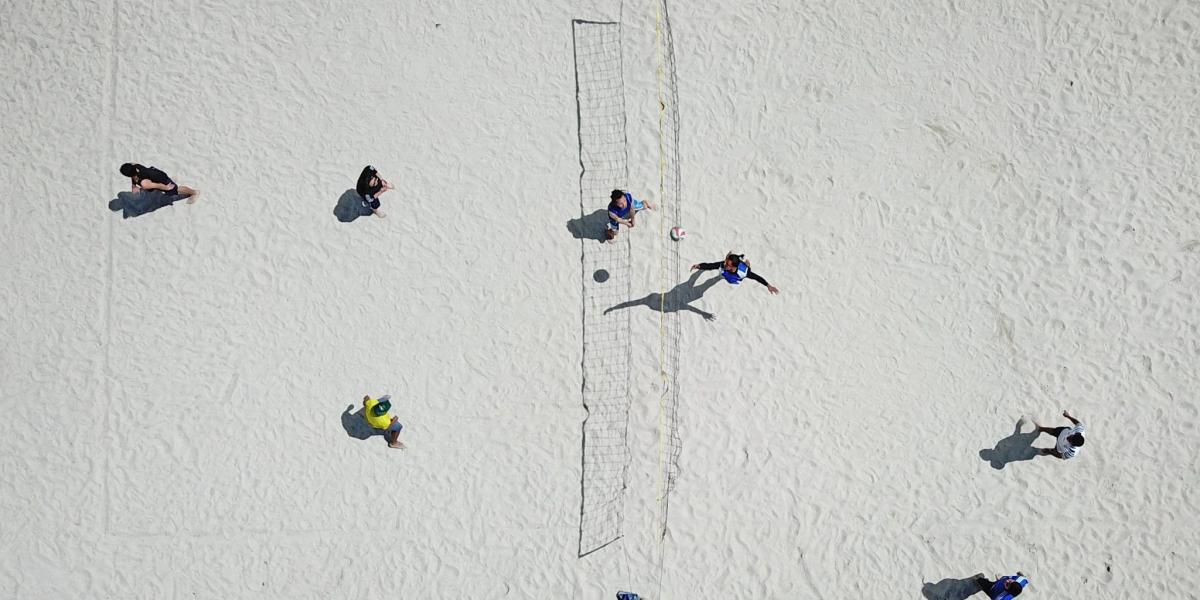 El complejo del parque Simón Bolívar fue utilizado ayer como escenario para la práctica del voleibol en arena, la cual hizo sentir a los jugadores como si estuvieran en la playa.