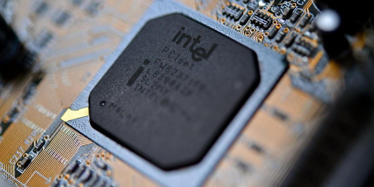 La falla está en el hardware de Intel con tecnología x86-64 (la versión de 64 bits de los microchips) por lo que afectaría a todos los equipos que lo incluyan sin importar el sistema operativo.