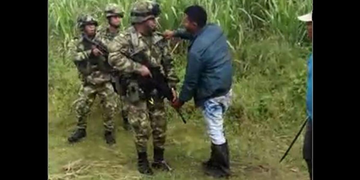 Indígenas se enfrentan a la fuerza pública en el Cauca