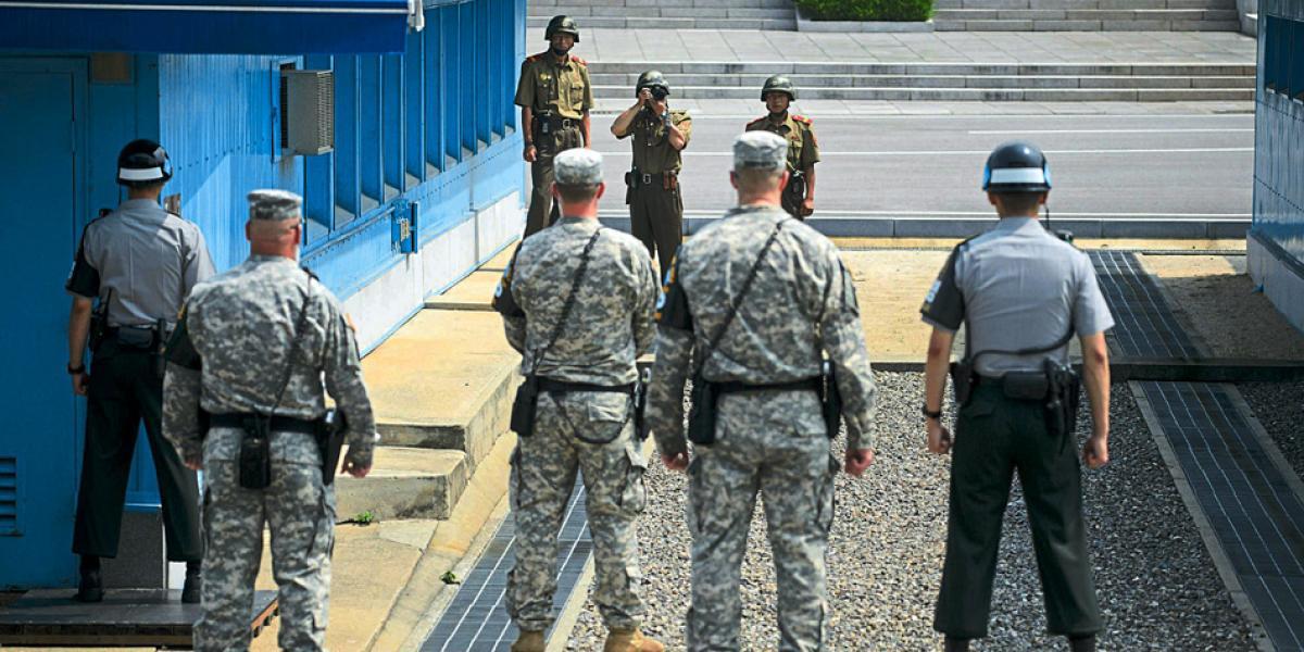 Soldados norcoreanos fotografían a militares de Corea del Sur y Estados Unidos en el Área de Seguridad Conjunta (JSA).