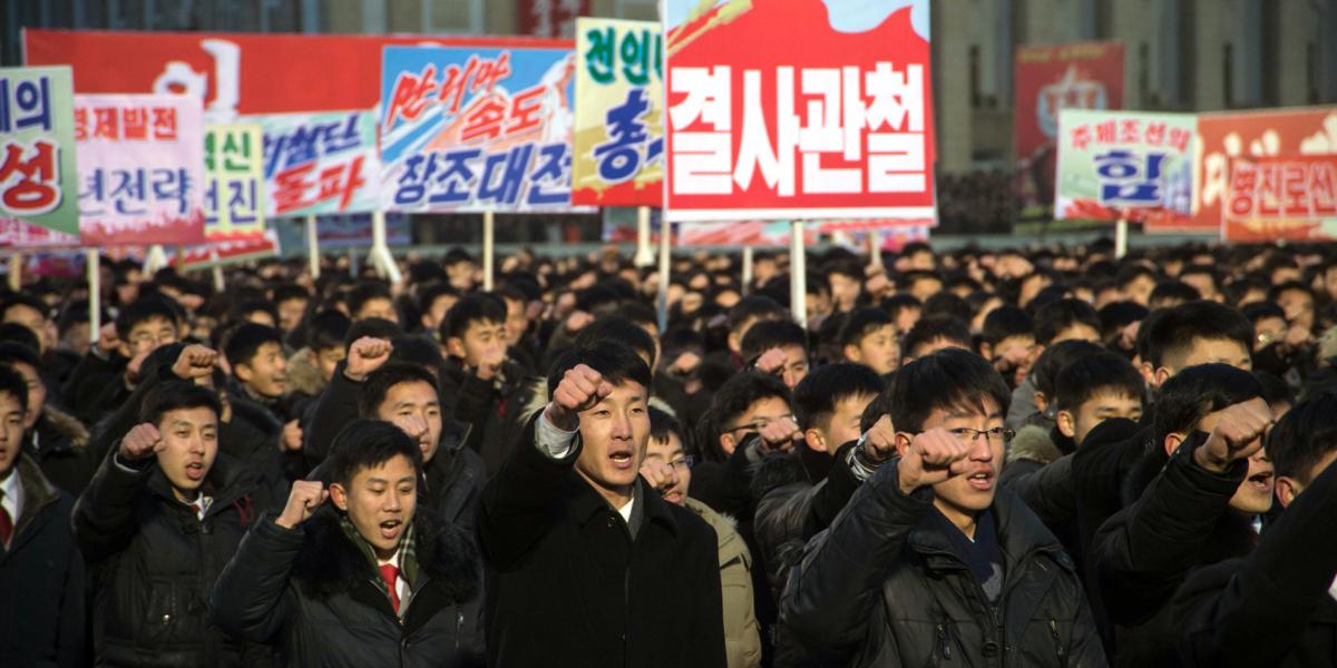 Jóvenes en Pionyang, Corea del Norte, se manifestaron a favor de la nueva postura de Kim Jong-un.