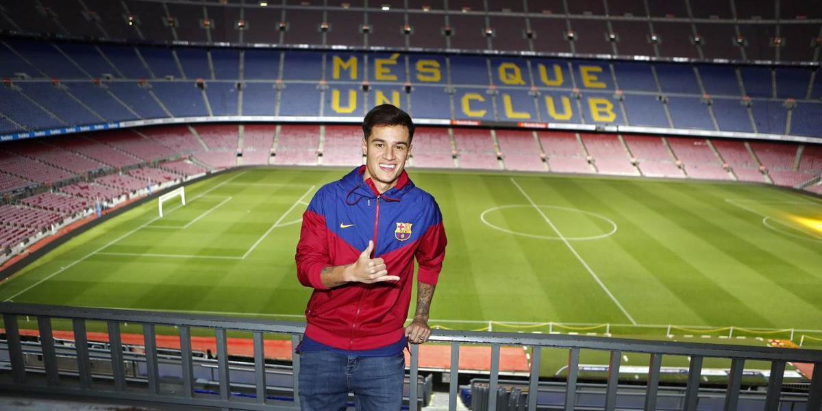 Coutinho posando con una chaqueta del club catalán.