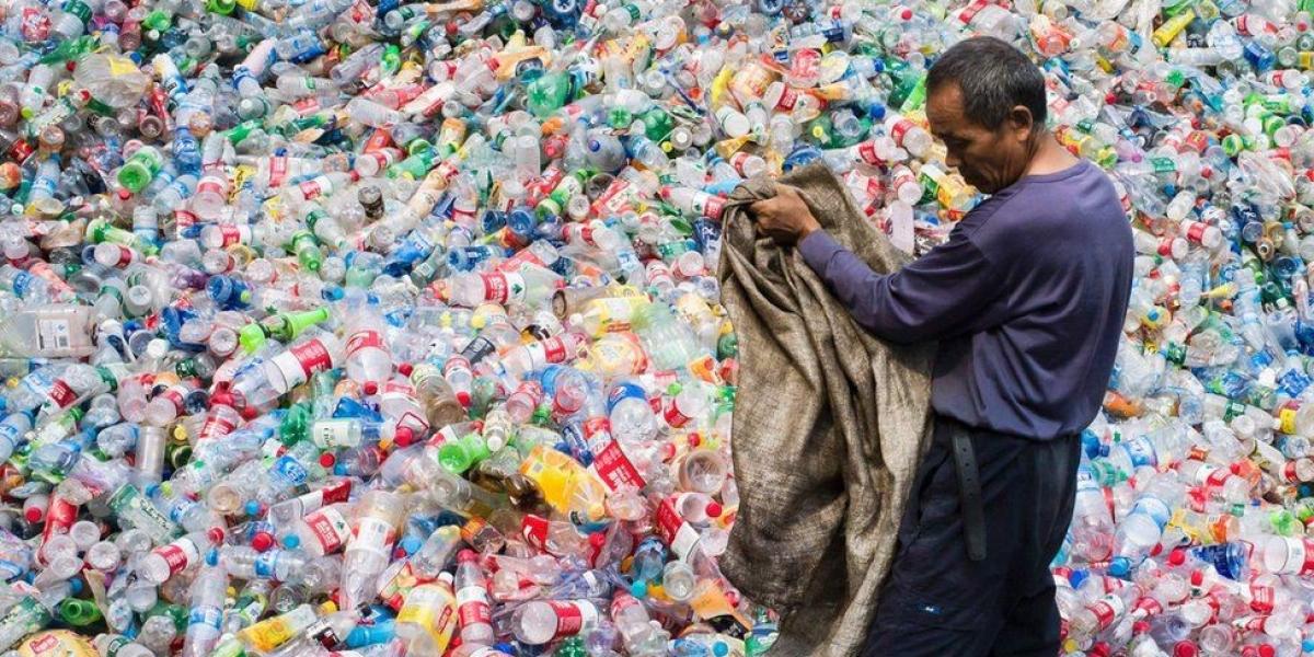 China es el principal importador global de muchos tipos de materiales de reciclado, incluidos plástico, papel y metales.