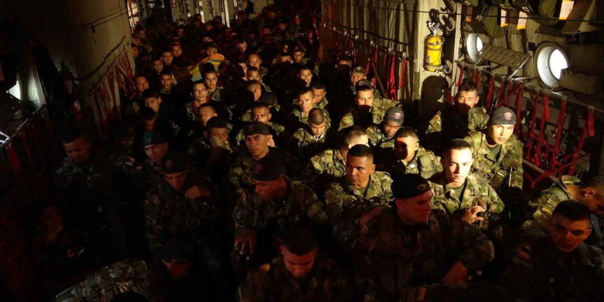 Soldados, oficiales y suboficiales se mueven hacia Tumaco, municipio del Pacífico con problemas de orden público, en respuesta a una orden presidencial.