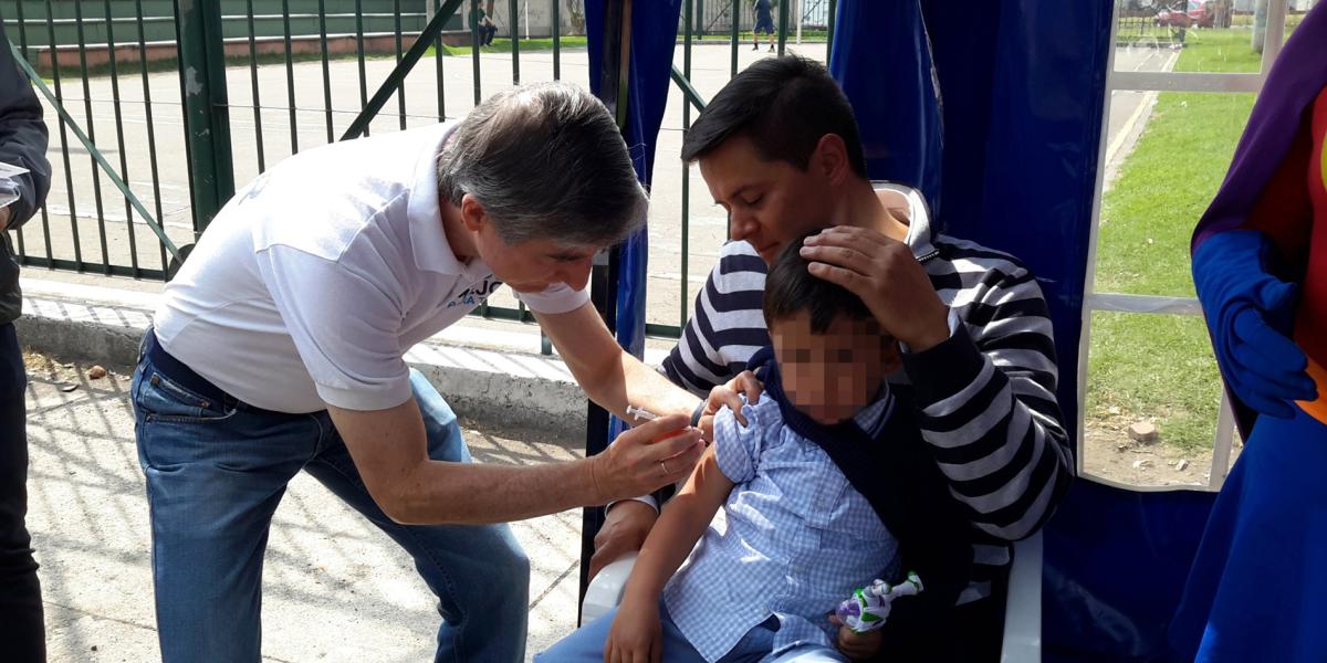 El secretario de Salud, Luis Gonzalo Morales, aplica una vacuna en las múltiples jornadas.