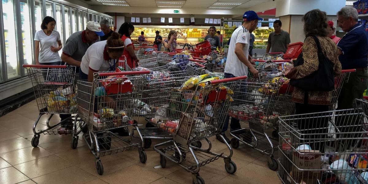Largas colas en supermercados en Venezuela tras reducción de precios
