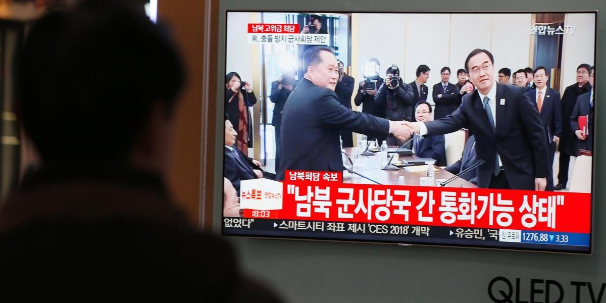 Varias personas miran una emisión televisiva en la que se informa que el director norcoreano del Comité para la Reunificación Pacífica de Corea, Ri Son-gwon (c), llega junto a su delegación para reunirse con el ministro surcoreano de Unificación, Cho Myoung-gyon (no aparece), en la estación de Seúl (Corea del Sur), hoy 9 de enero de 2018.