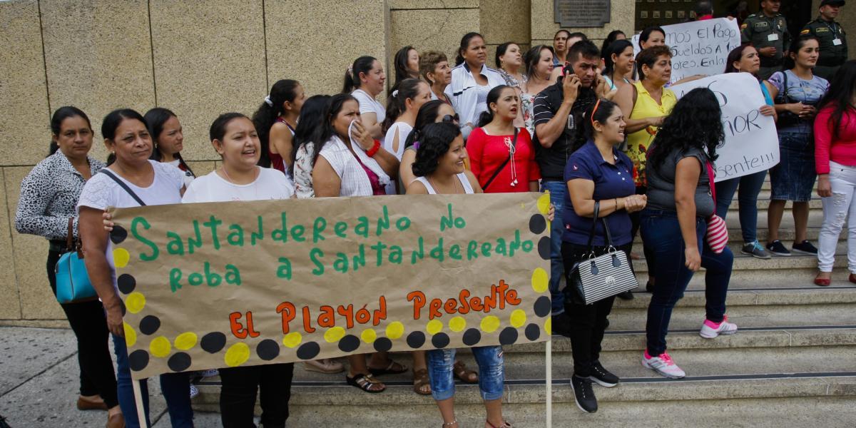 Manipuladoras de alimentos del programa protestaron frente a la Gobernación de Santander.