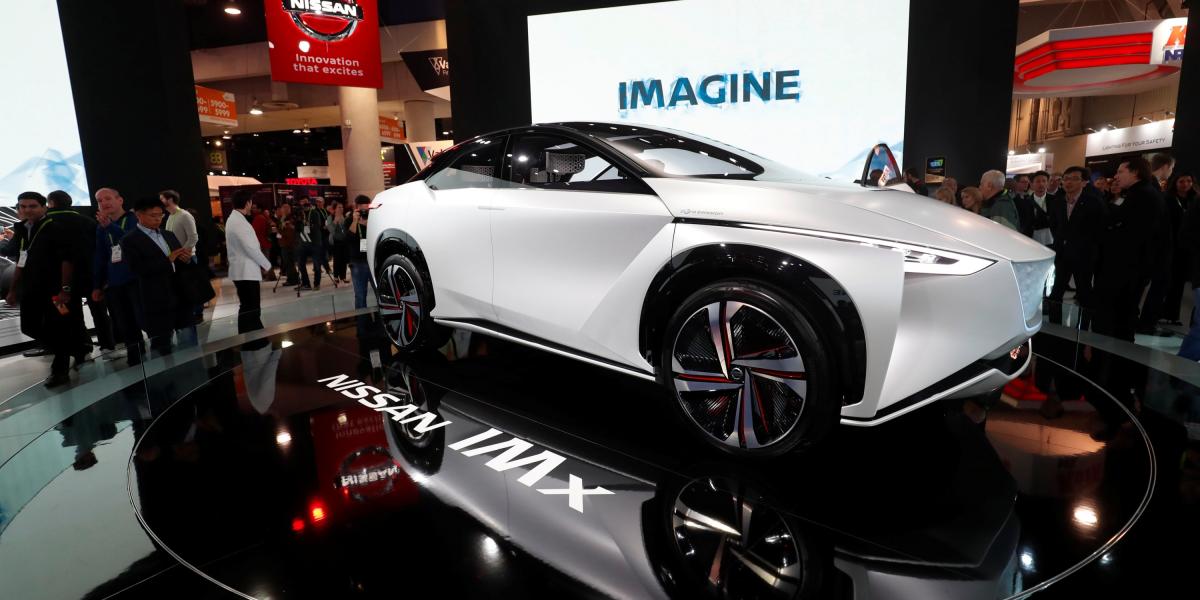 El auto eléctrico de Nissan se exhibe en el Centro de Convenciones de Las Vegas durante el CES 2018.