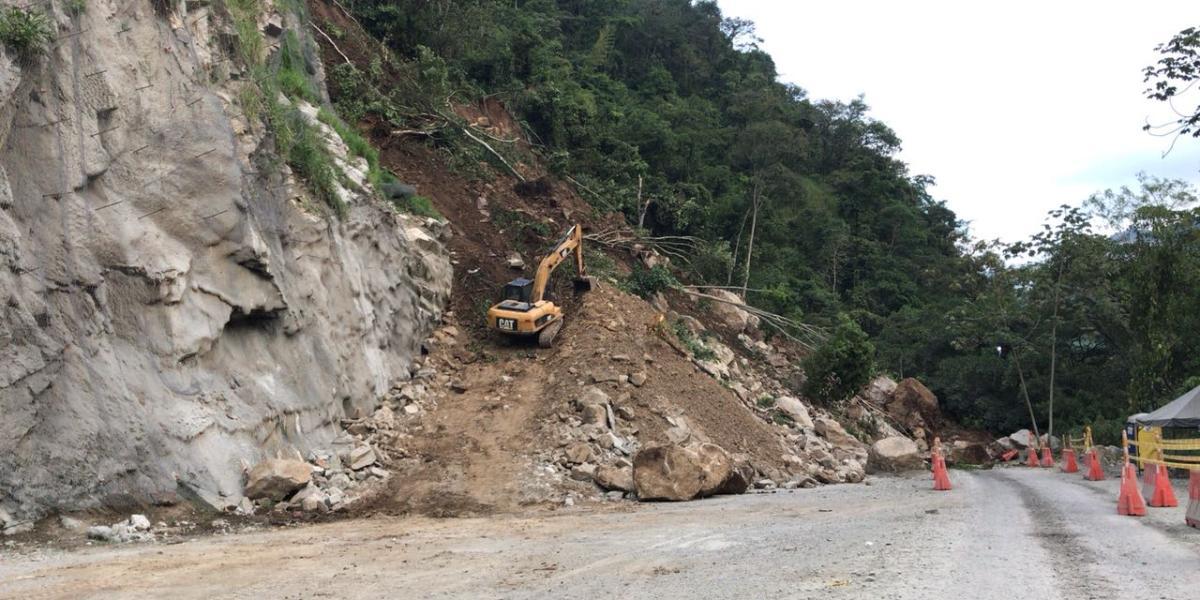 Hacia las nueve de la noche de este miércoles 10 de enero se presentó un derrumbe en la vía que comunica las capitales de los departamentos de Caldas y Antioquia.