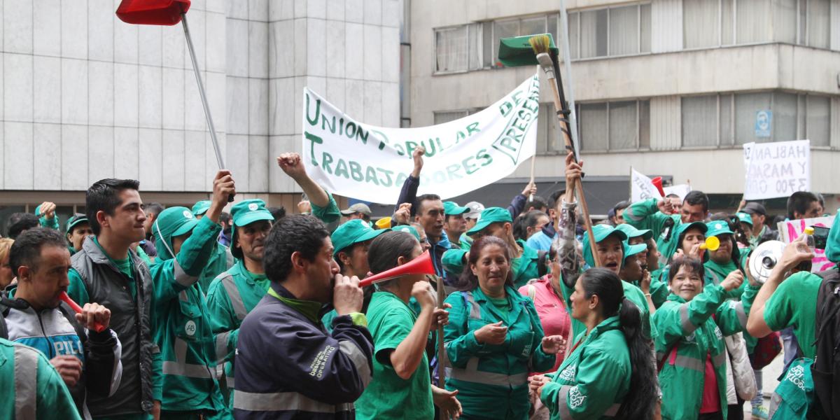 Trabajadores de Aguas de Bogotá en una de las protestas en la Procuraduría.