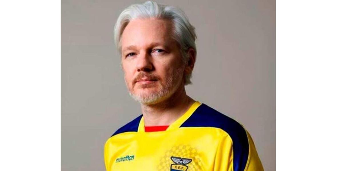 Assange colgó hace poco en Twitter una foto en la que aparece con una camiseta de la selección de fútbol de Ecuador.
