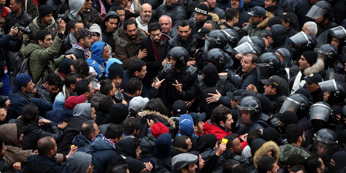 MOH09. TÚNEZ (TÚNEZ), 12/01/2018.- Manifestantes tunecinos se enfrentan a la policía durante una protesta en contra de la política económica del Gobierno tunecino, en Túnez, hoy, 12 de enero de 2018.