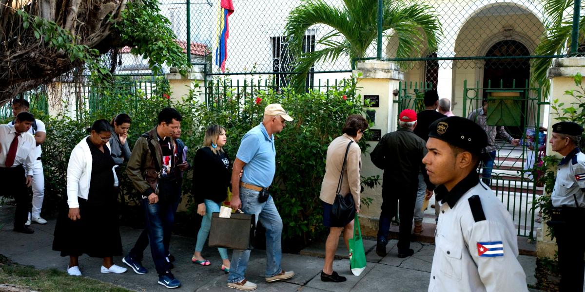 Entre 150 y 300 cubanos se dirigen a diario a la embajada de Colombia en La Habana (Cuba) para solicitar una visa.