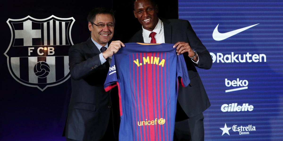 Yerry Mina, el presidente del Barcelona, Josep María Bartomeu, y la bienvenida al club.