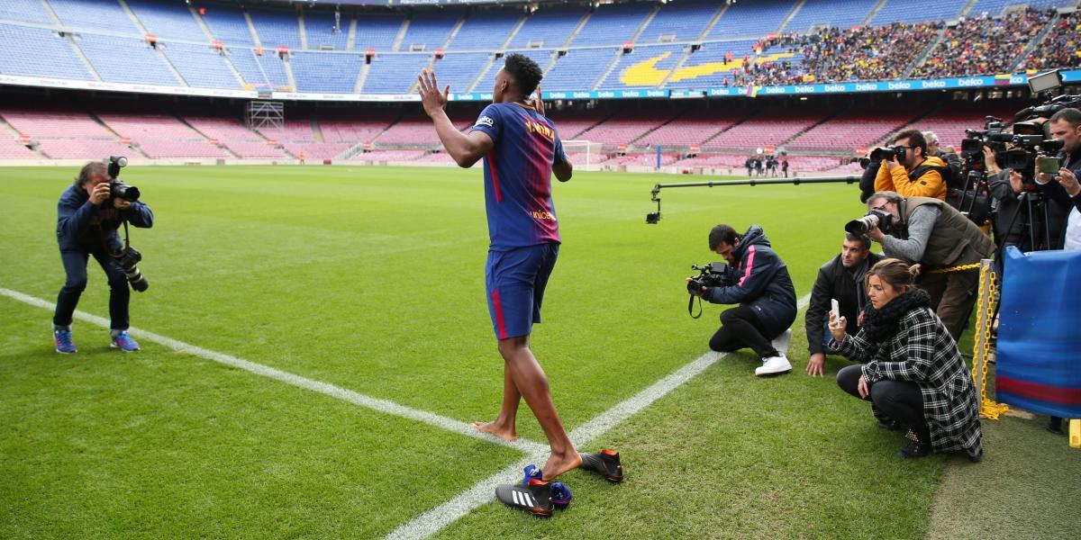 Los primeros pasos de Mina en el Camp Nou fue orando y agradeciendo a Dios el logro deportio que ha alcanzado.