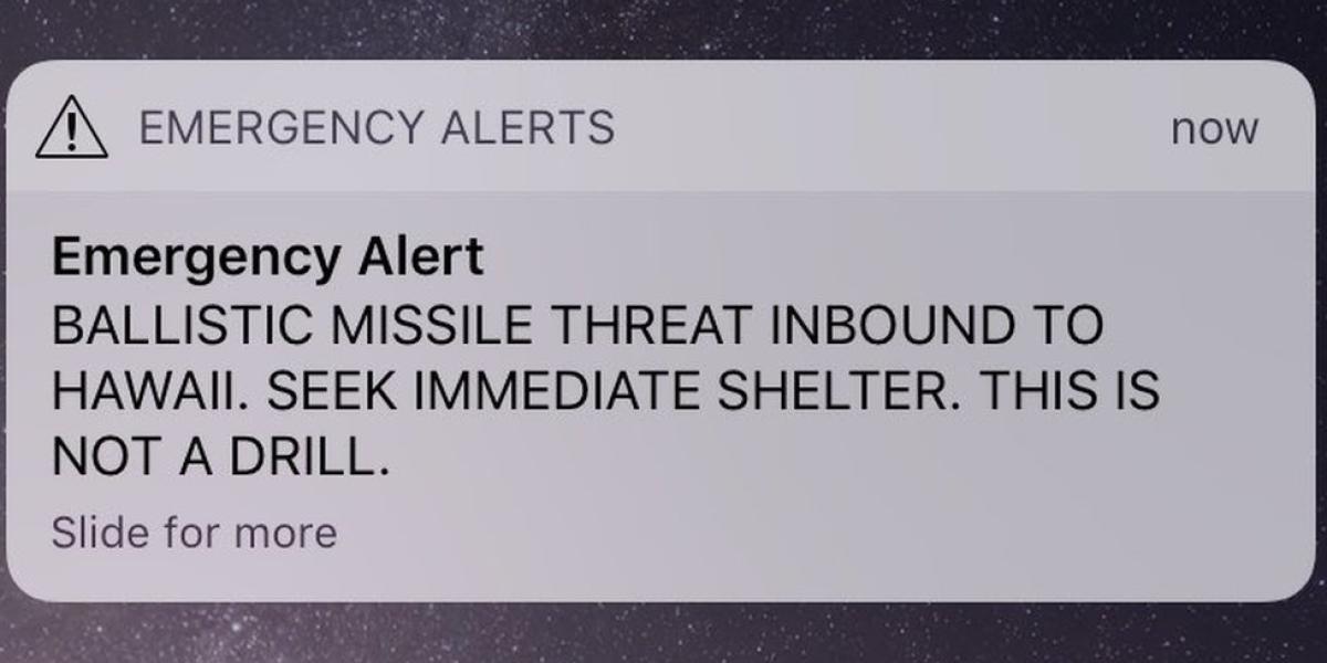 Los teléfonos recibieron una notificación de alerta que pedía a todo el mundo buscar un lugar seguro. (Imagen compartida en Twitter)