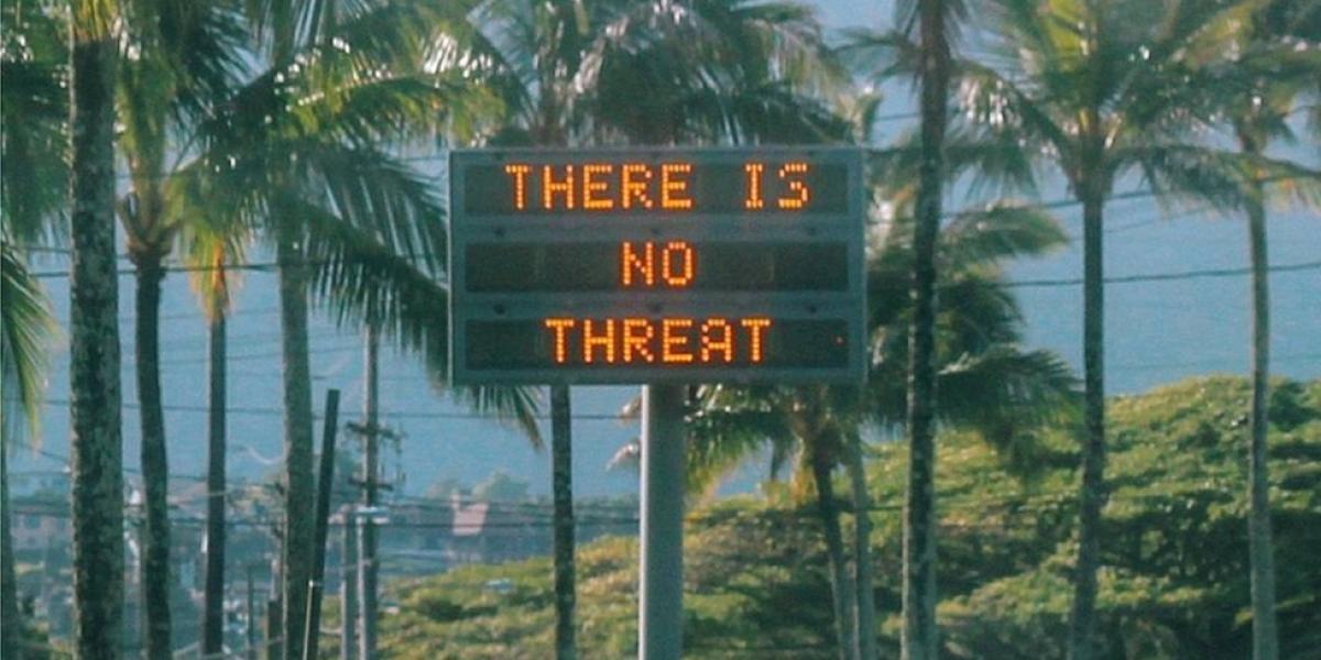 "No hay amenaza", decía uno de los carteles en Oahu, Hawái, el sábado tras el envío de una alerta falsa del impacto de un misil balístico en la isla.