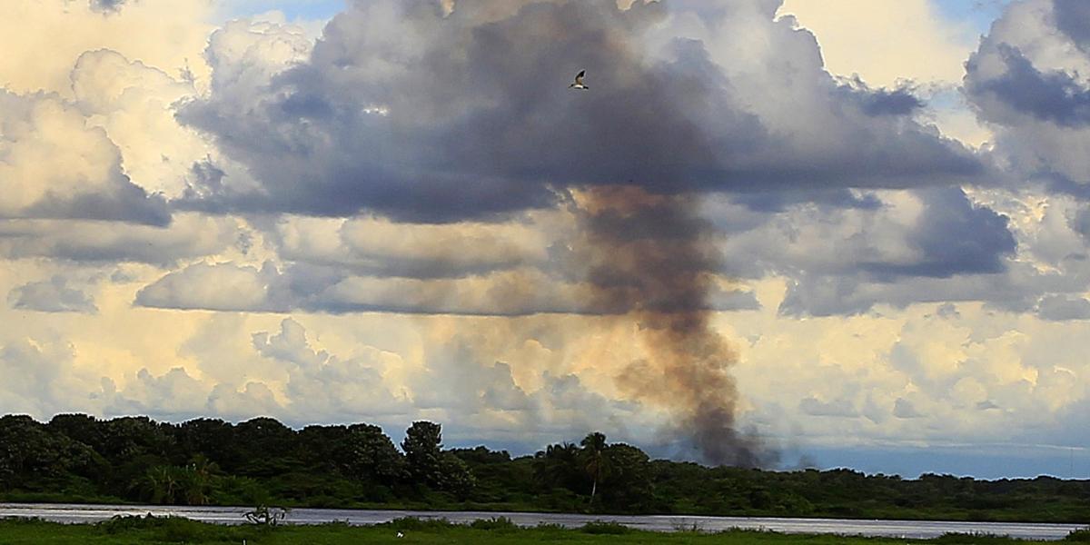 Desde Barranquilla se evidencia una columna de humo, producto del incendio forestal en el Vía Parque Isla Salamanca
