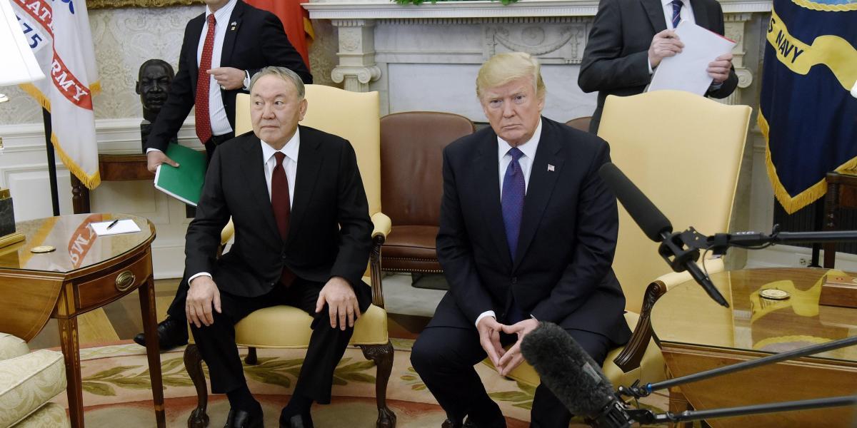 El presidente estadounidense, Donald Trump (d), y su homólogo de Kazajistán, Nursultán Nazarbáyev (i), se reunieron este martes en el Despacho Oval de la Casa Blanca.