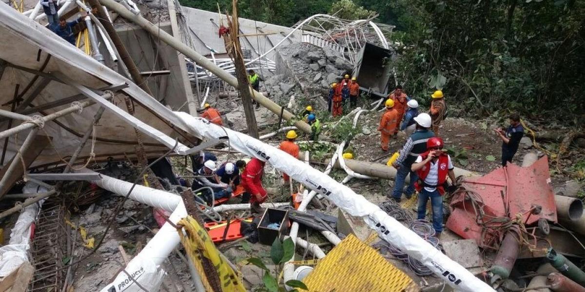 El puente, ubicado en la localidad de Chirajara, había sido visitado durante los trabajos de construcción por el propio presidente Juan Manuel Santos hace menos de dos meses. (Foto: Dirección de Bomberos de Colombia)