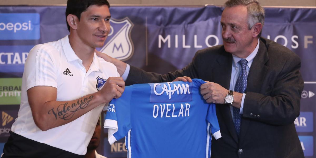 Roberto Ovelar, una de las principales contrataciones del equipo embajador, en la imagen con Enrique Camacho, presidente del club.