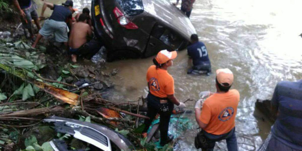 El vehículo perdió el control y fue a dar al río Cauca.