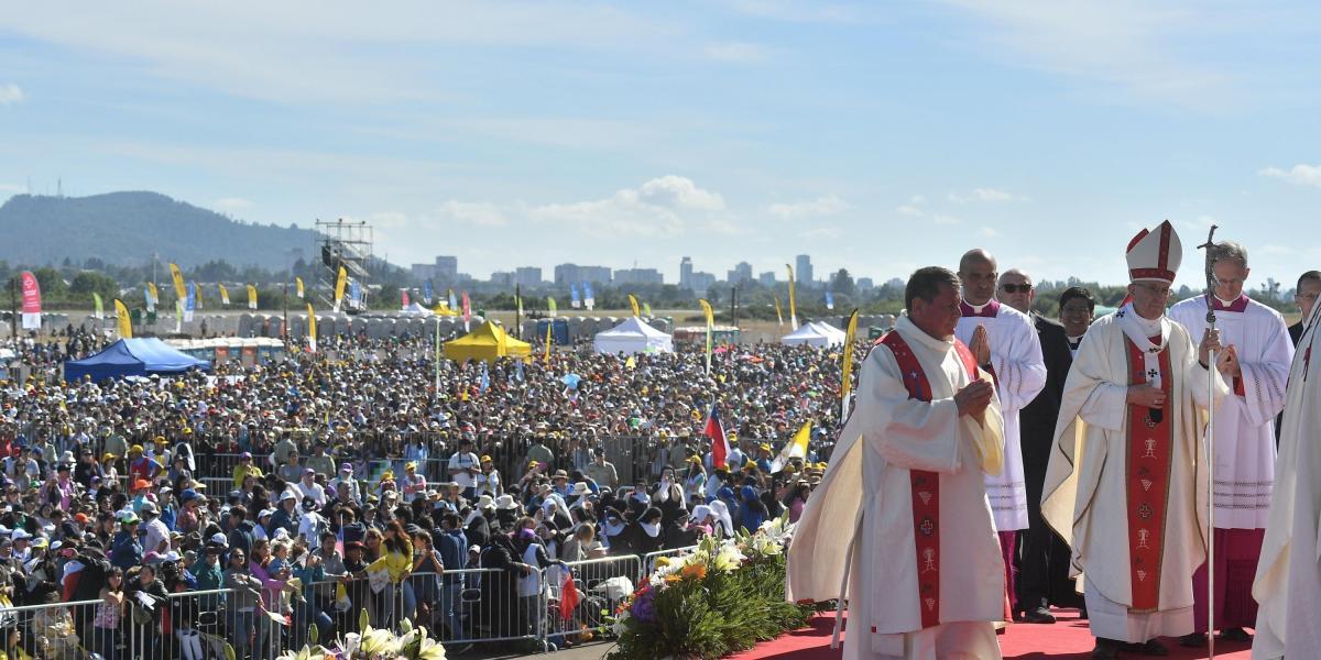 El papa Francisco (2d) ofrece una misa multitudinaria oficiada en el aeropuerto de Maquehue, en Temuco (Chile) hoy, 17 de enero de 2018.