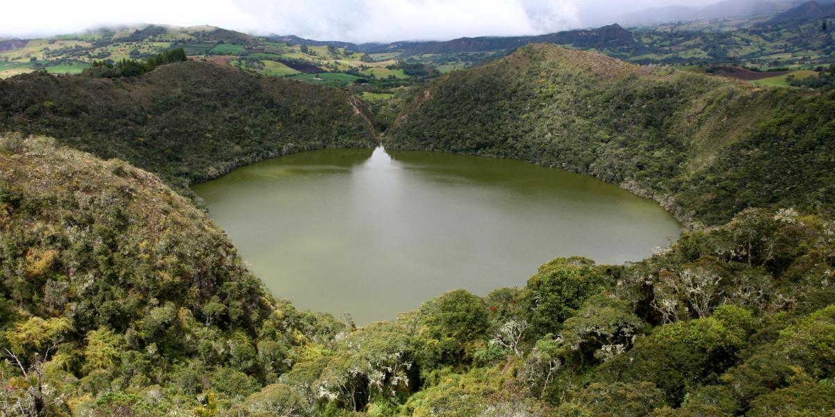 La laguna de Guatavita se encuentra ubicada entre el municipio de Sesquilé y Guatavita, en Boyacá, a una altura de 3.000 m.s.n.m. aproximadamente. Según información de Colparques tiene un área de 613 hectáreas y su temperatura media se encuentra entre los 9 y 10 grados centígrados.