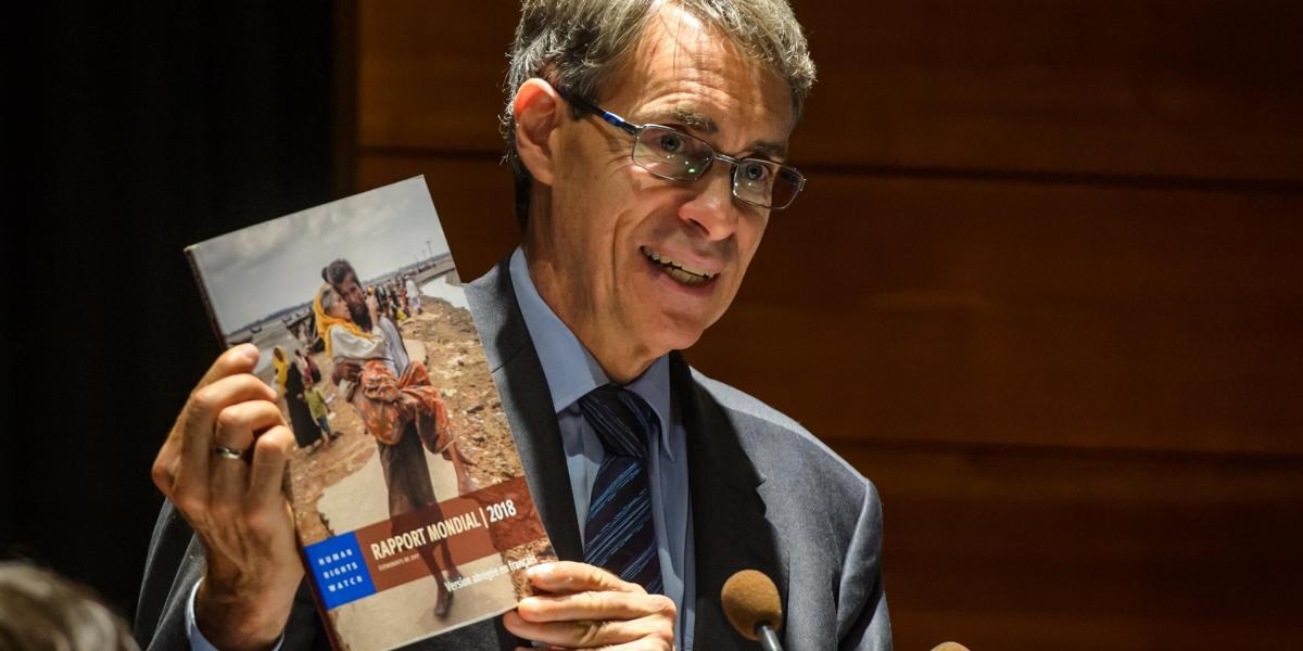 El director ejecutivo de la organización en defensa de los Derechos Humanos Human Rights Watch (HRW), Kenneth Roth, presenta el informe anual de la organización en una rueda de prensa en París (Francia).