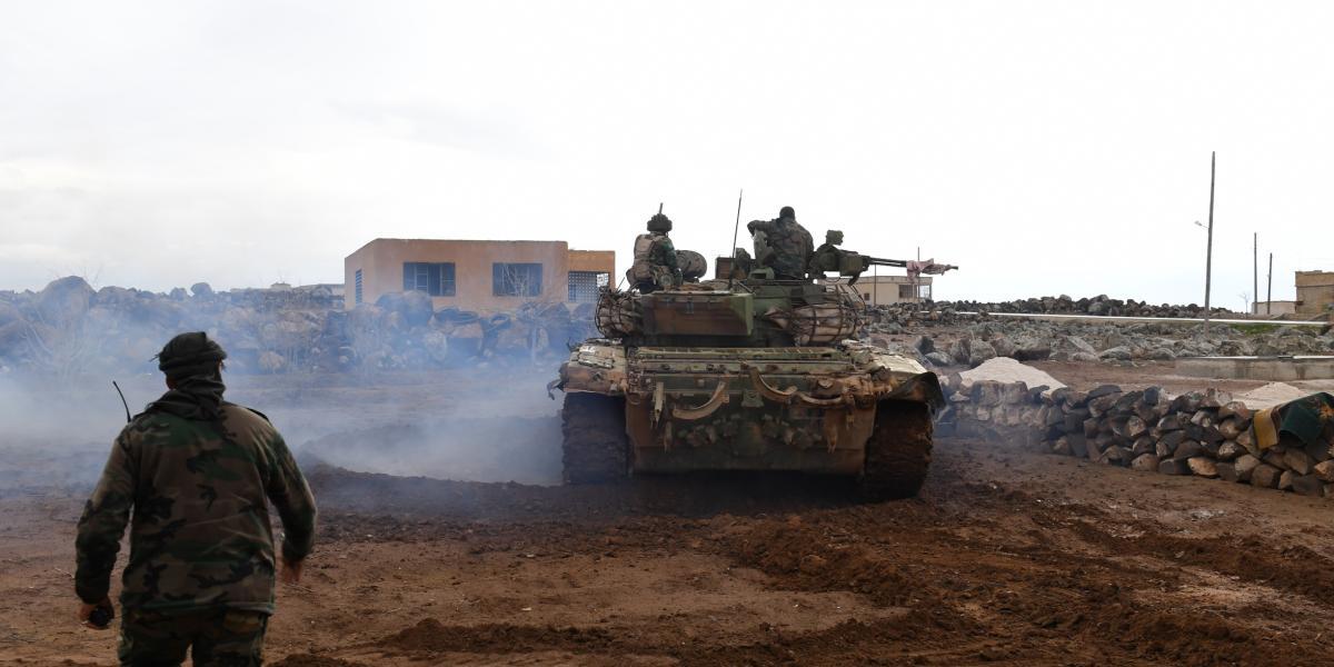 Las fuerzas del gobierno sirio se reúnen en la aldea de Obeid, en la parte sur de la provincia de Alepo, mientras avanzan hacia el aeropuerto militar de Abu Duhur en la ofensiva en curso contra los combatientes de la oposición.
