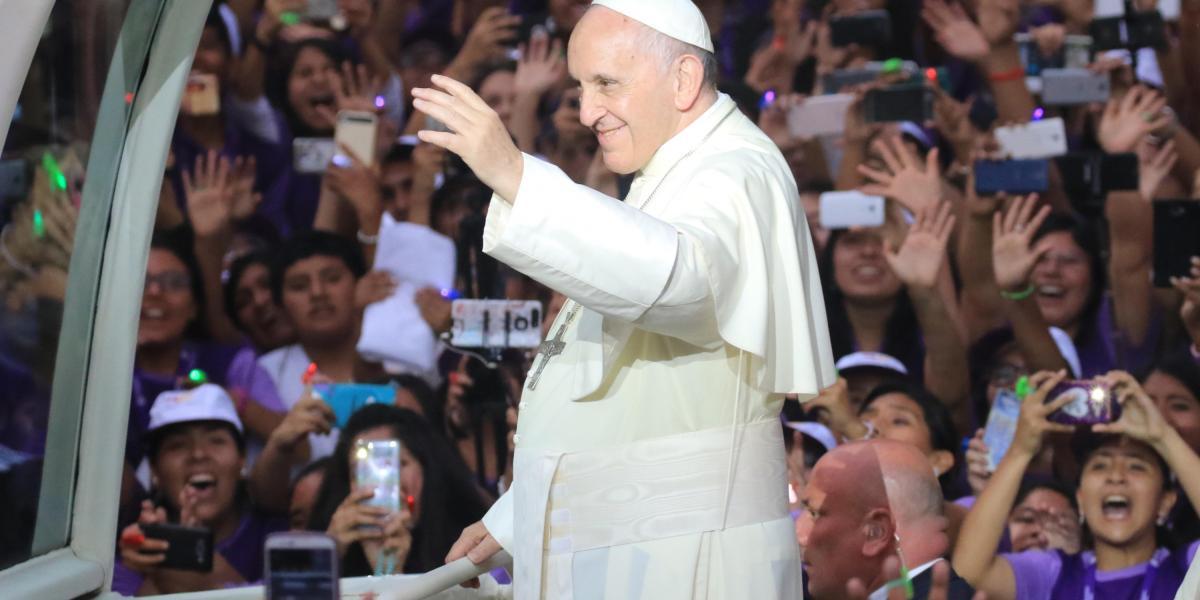 El papa Francisco saluda a fieles a su llegada a la Nunciatura este jueves en Lima (Perú).