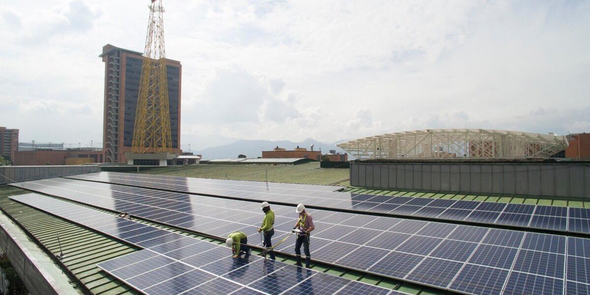 En el Parque Comercial El Tesoro instalaron 1.568 paneles solares