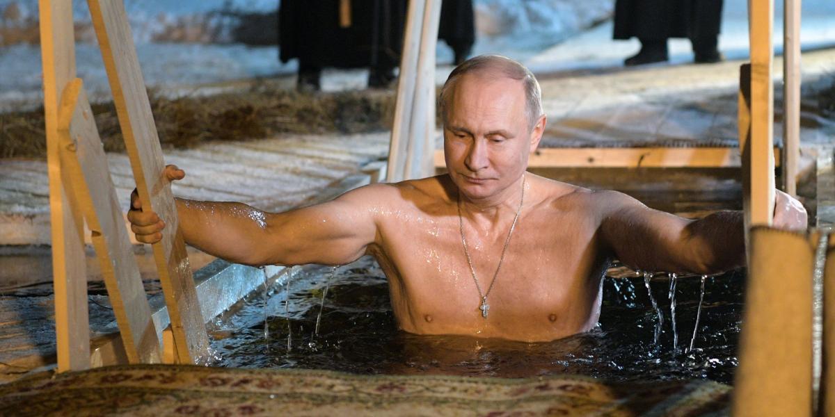 Putin se sumerge en aguas heladas para celebrar Epifanía ortodoxa.