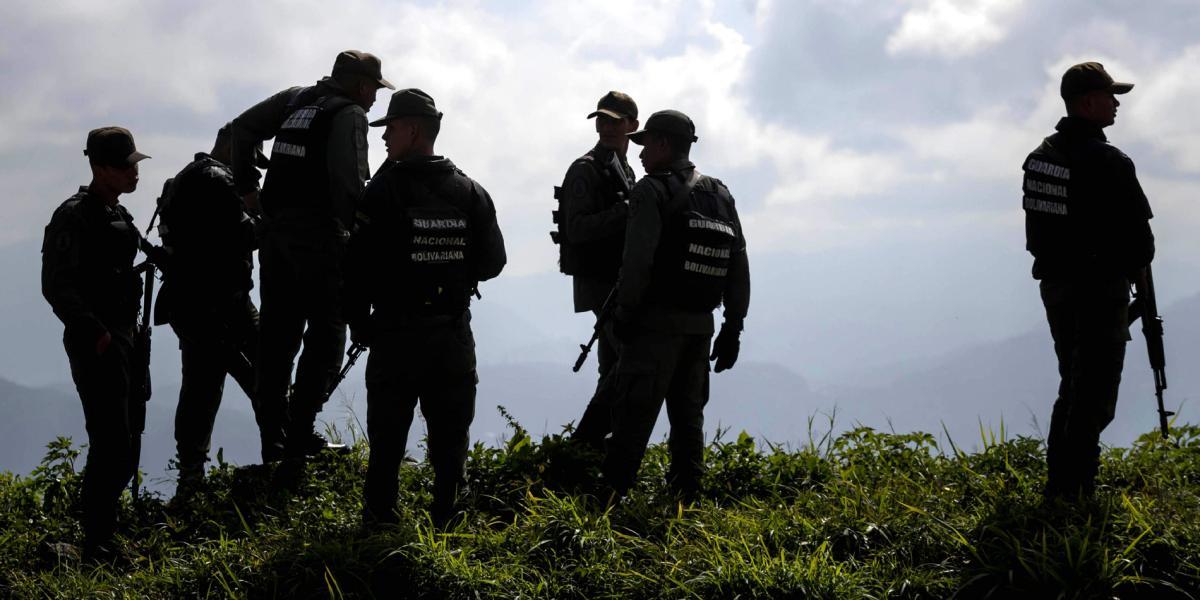 Imagen de agentes prestando guardia en los alrededores del lugar donde se realizó una operación contra el grupo liderado por Óscar Pérez.