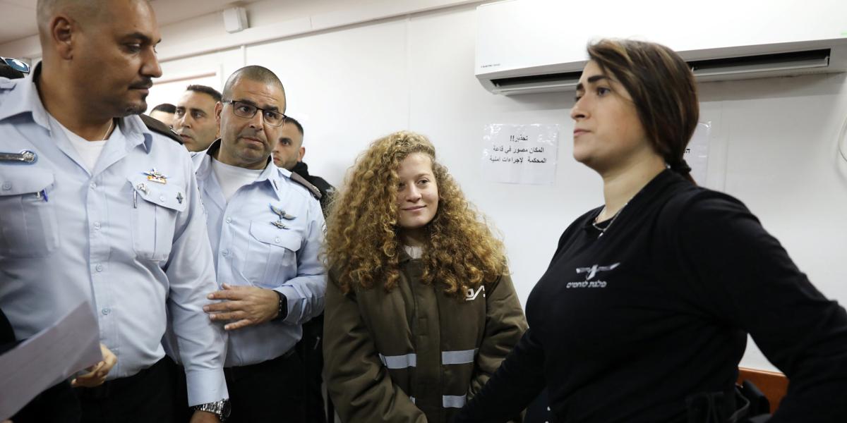 La joven palestina Ahed Tamimi ingresa a un tribunal militar en la prisión de Ofer, cerca de Ramala, el 15 de enero.