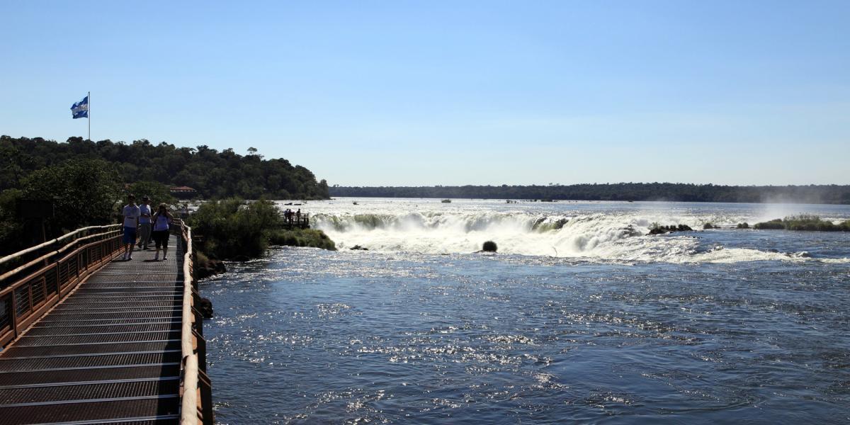 La Garganta del Diablo es el principal salto de agua, con 82 metros de caída libre, en el lado argentino. Al frente queda Brasil.