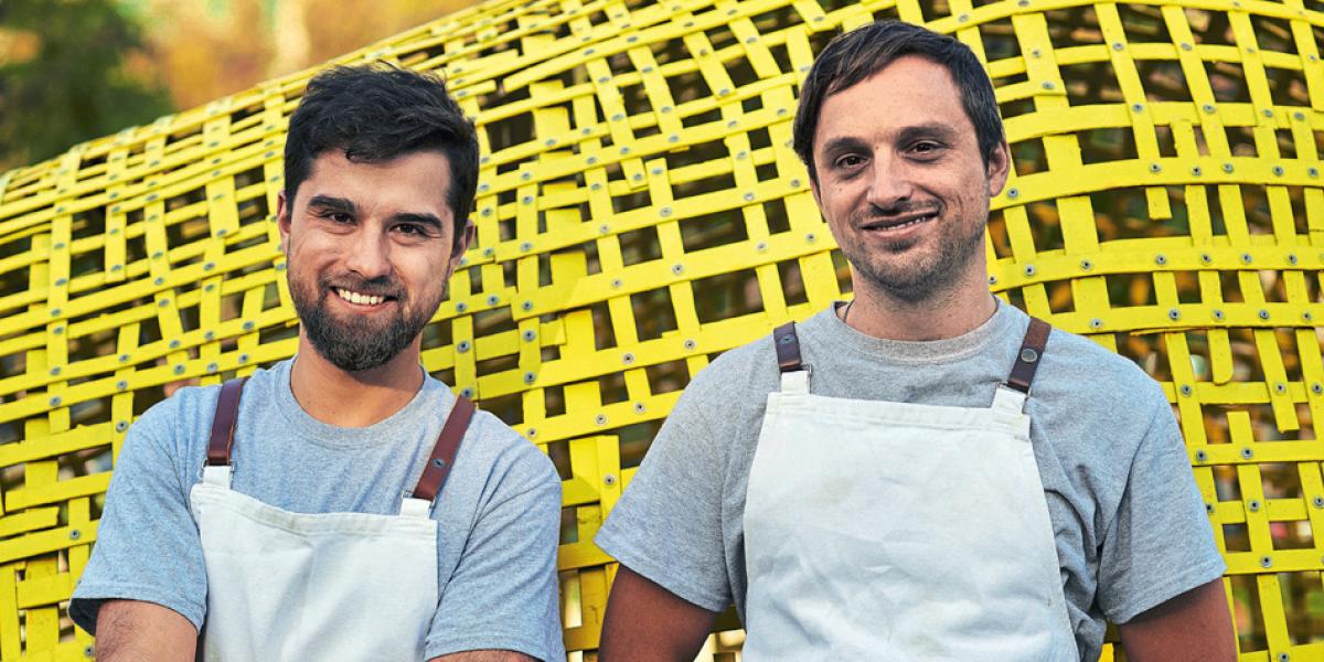 Gustavo Sáez (izquierda), chef pastelero, y Kurt Schmidt, chef 
del restaurante 99 de Santiago de Chile.