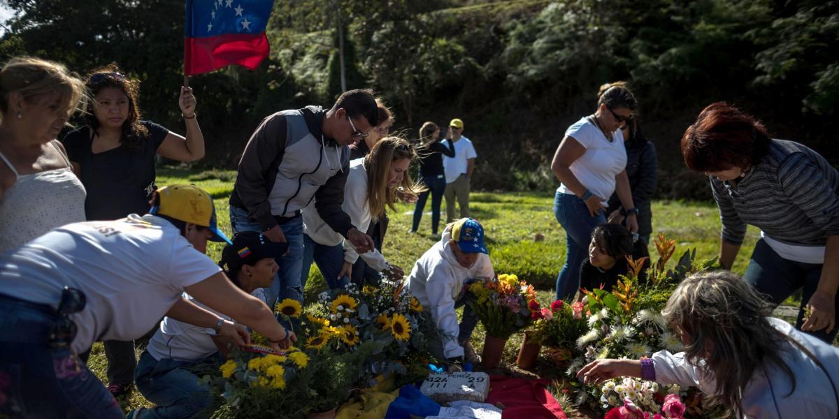 Luego de sus sepelio, simpatizantes del expolicía visitaron su tumba en el Cementerio del Este de Caracas.