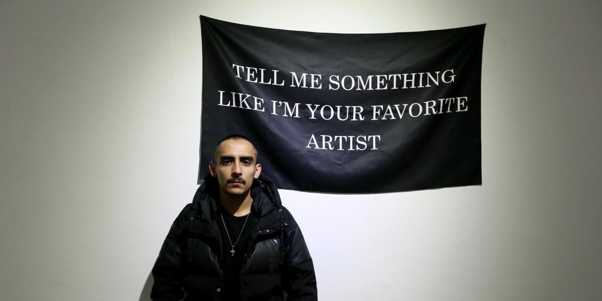 El artista Sergio Ramírez junto a su obra.