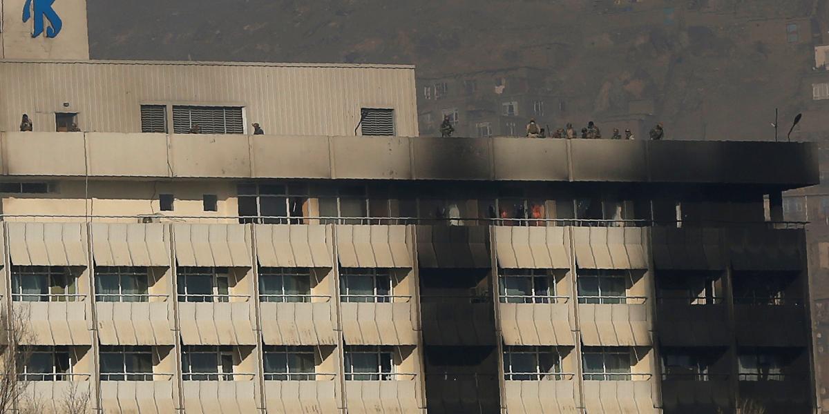 Entre los fallecidos se incluyen empleados y huéspedes del hotel, así como miembros de las fuerzas de seguridad que combatieron a los atacantes.