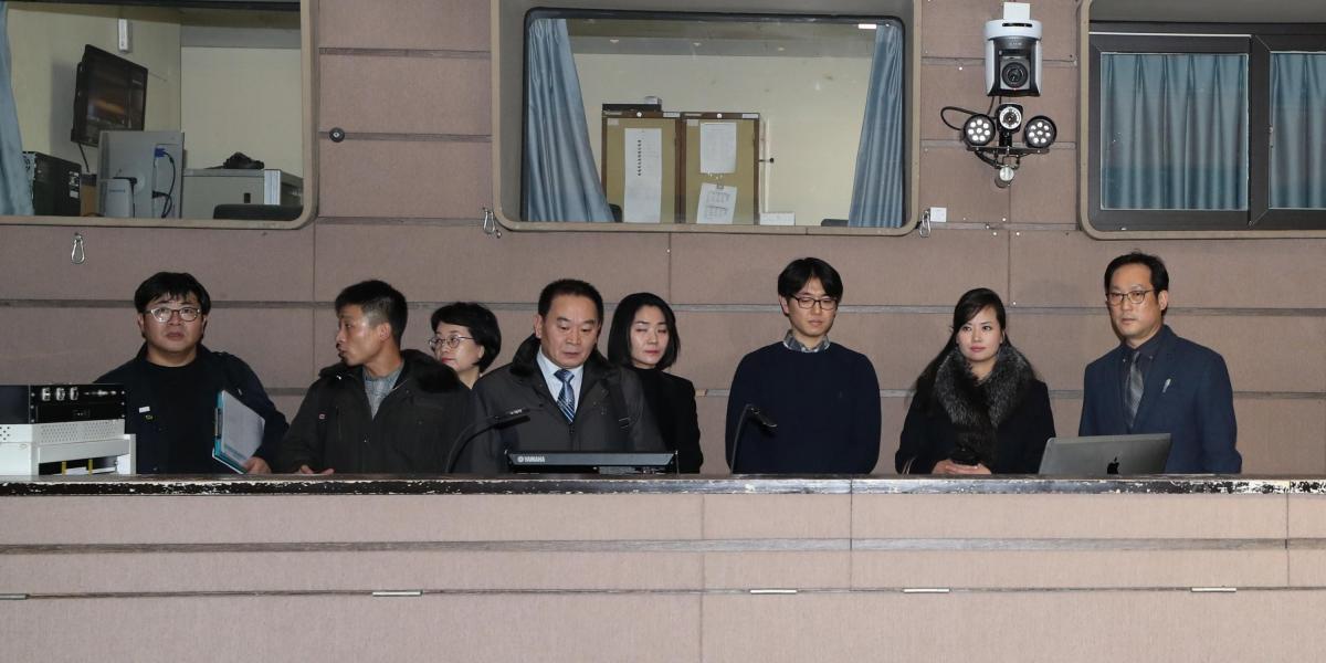 Miembros de la delegación norcoreana encabezada por Hyon Son-wol (2-d), líder del grupo Moranbong -la banda norcoreana más popular y promovida por el líder del país Kim Jong-un- y de la orquesta Samjiyon, durante su visita al Teatro Nacional de Corea (del sur) en Seúl.