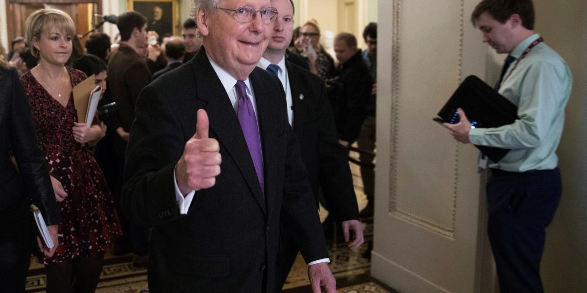 El líder republicano en el senado, Mitch McConnell, celebra el acuerdo transitorio sobre el presupuesto de EE. UU.