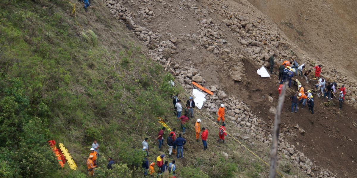 25 socorristas buscan dos cuerpos más a la altura del kilómetro 66, vía Tumaco-Pasto.